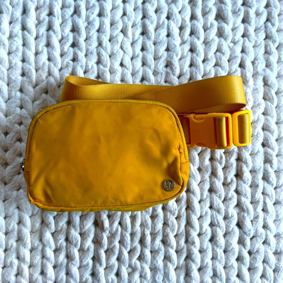 lululemon athletica Handbags - Lululemon Everywhere Belt Bag